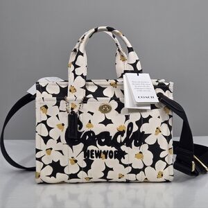 NWT COACH CARGO TOTE BAG 26 WITH FLORAL PRINT - BRASS / CHALK MULTI